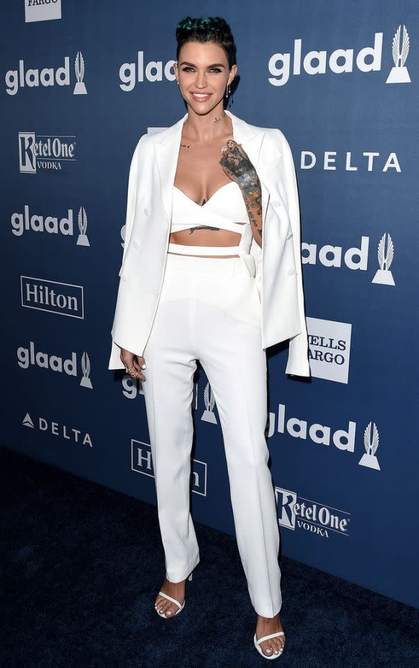 <p>Ruby Rose a fait forte impression vêtue d'un pantalon taille haute blanc et d'un haut style bandeau, une veste délicatement posée sur ses épaules. Elle était présente au Beverly Hilton Hotel le 2 avril 2016 afin de recevoir un prix lors de la 27e cérémonie annuelle des GLAAD Media Awards. (<i>Photo : Axelle/Bauer-Griffin/FilmMagic)</i></p>