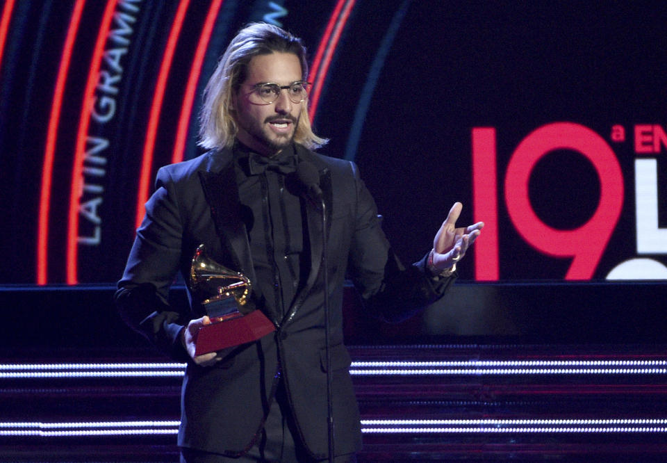 Maluma recibe el premio al mejor álbum pop vocal contemporáneo por "F.A.M.E." en los Latin Grammy el jueves 15 de noviembre de 2018 en el MGM Grand Garden Arena en Las Vegas. (Foto Chris Pizzello/Invision/AP)