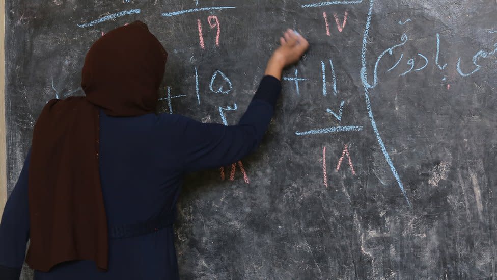 Una profesora en un aula afgana (imagen de archivo).