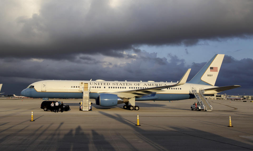 Es imponente ver el avión presidencial. Un símbolo de lujo, de seguridad para el Presidente y su equipo de trabajo. Raramente el AF1 llega tarde, pero no se descarta que ocurra si alguna actividad se retrasa.