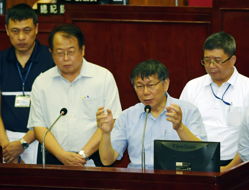台北市長柯文哲（右2）、市場處長許玄謀（左2）等人10日在台北市議會市政總質詢中備詢，圖片來源：中央社