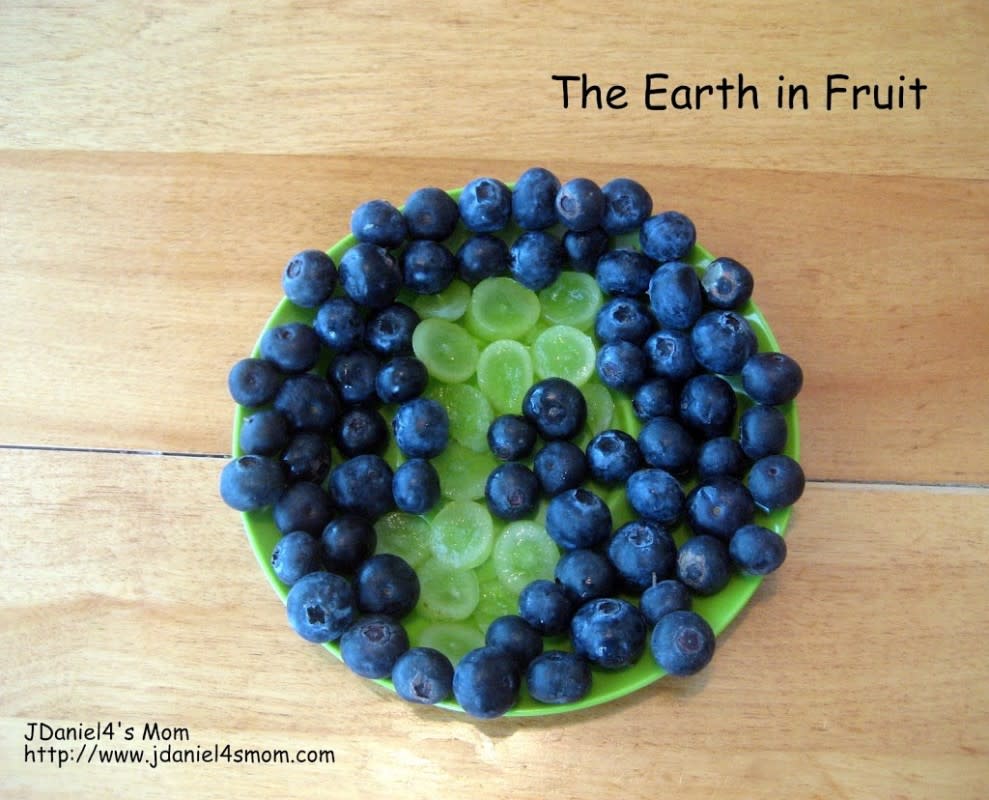 <p>JDaniles4 Mom</p><p>This Earth Fruit Snack is very simple to make!</p><p>Directions <a href="http://jdaniel4smom.com/2012/04/earth-day-meal-for-muffin-tin-monday.html" rel="nofollow noopener" target="_blank" data-ylk="slk:HERE;elm:context_link;itc:0;sec:content-canvas" class="link rapid-noclick-resp">HERE</a></p>