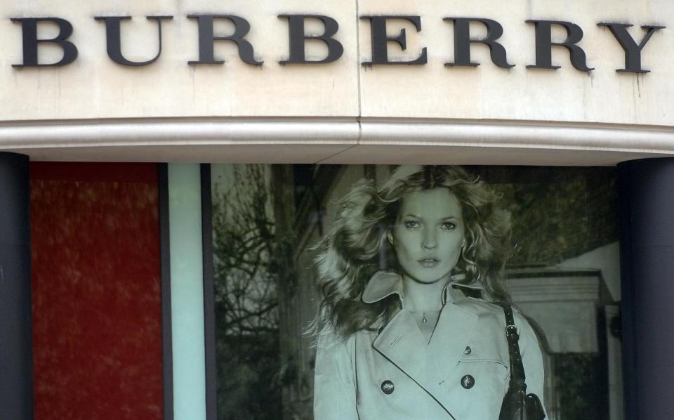 Τα πρόσφατα προβλήματα της Burberry έρχονται σε πλήρη αντίθεση με τις ημέρες που η Kate Moss κυριαρχούσε στις διαφημιστικές καμπάνιες της εταιρείας