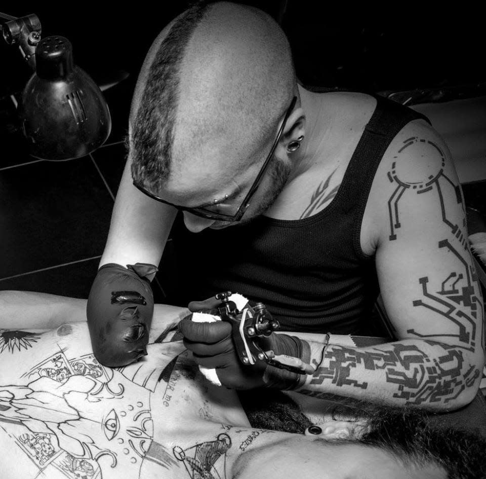 La “prótesis tatuadora” de Sheintan Tenet funciona como lo haría un brazo con prótesis normal y, en la siguiente galería podéis apreciar los increíbles diseños que este profesional logra diseñar con total movilidad y todo lujo de detalles.