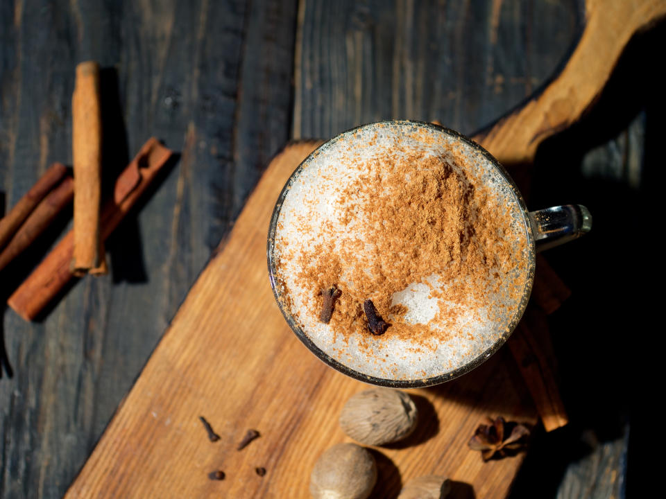 El sabor y el aroma de la nuez moscada aportan calidez y dulzor a platos dulces o salados, y es frecuente en bebidas preparadas como el chai latte. (Getty Creative)