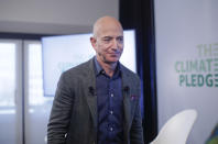 In testa alla classifica, ancora una volta, si conferma il fondatore e proprietario di Amazon Jeff Bezo che, nonostante il recente divorzio "salato", mantiene il primato dei paperoni più ricchi con 116 miliardi di patrimonio. (AP Photo/Pablo Martinez Monsivais)