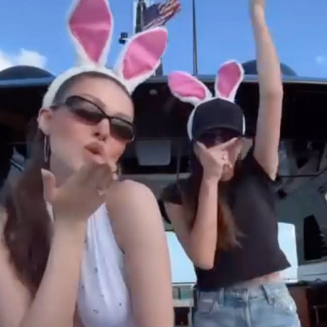 Victoria Beckham y Nicola Peltz de fiesta juntas durante las vacaciones de Pascua credit:Bang Showbiz