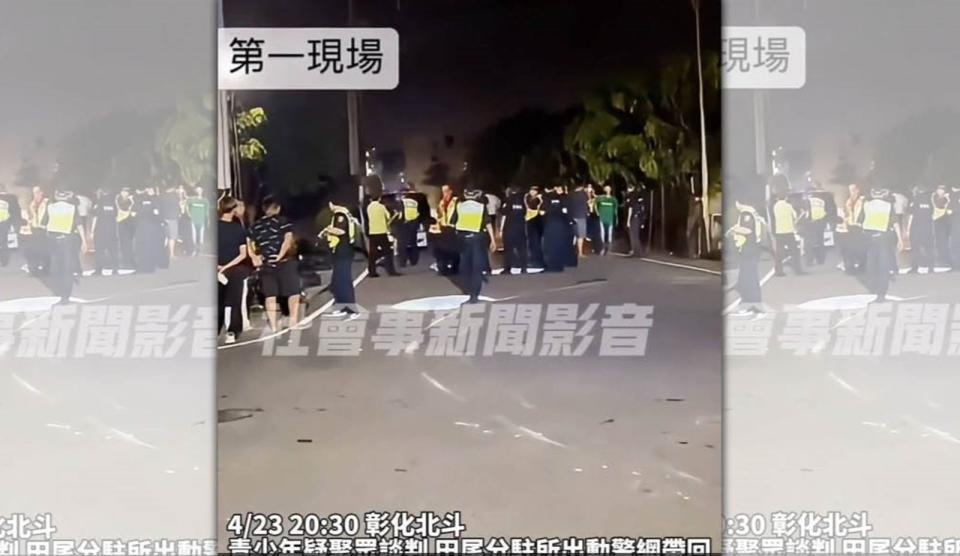 北斗分局快打部隊壓制兩幫械鬥青少年，逮捕12人，30餘人逃脫，但已經掌握身分。（讀者提供）