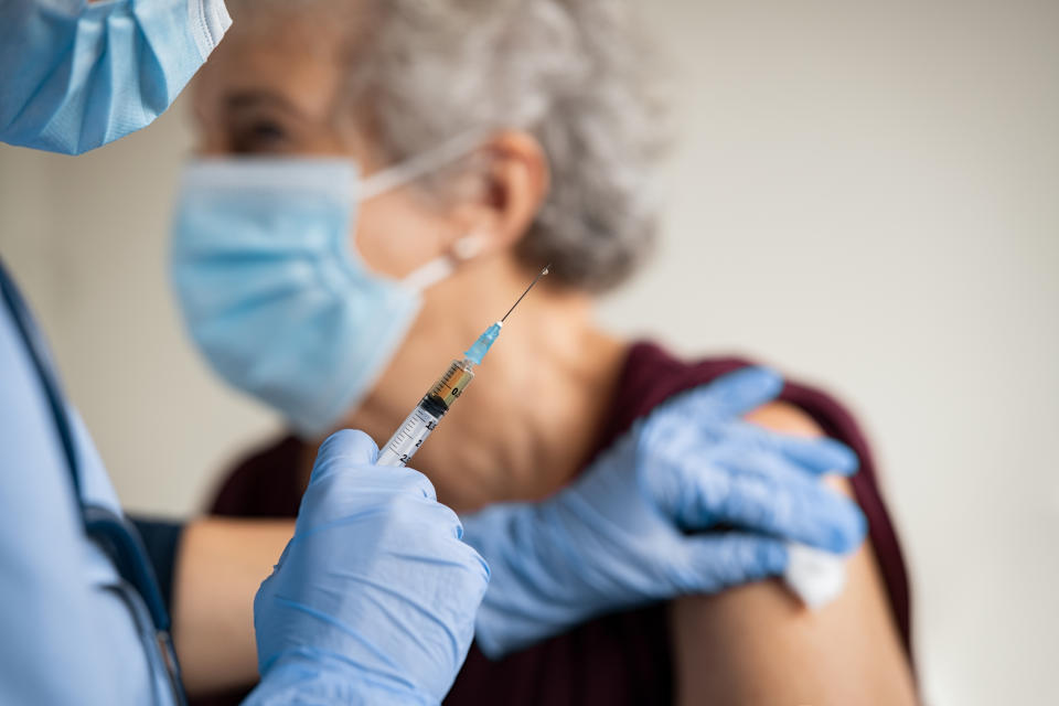 In den meisten Ländern zählen Hochbetagte zu den ersten Personengruppen, die gegen das Coronavirus geimpft werden (Symbolbild: Getty Images)