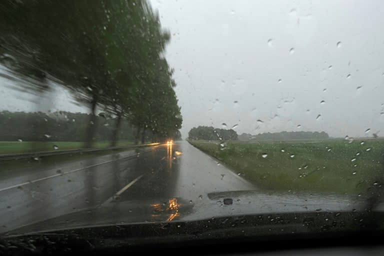 De violents orages accompagnés de grêlons et de fortes pluies ont frappé l'Ile-de-France mercredi soir, notamment la Seine-Saint-Denis, ainsi que le département de l'Oise plus au nord (GUILLAUME SOUVANT)