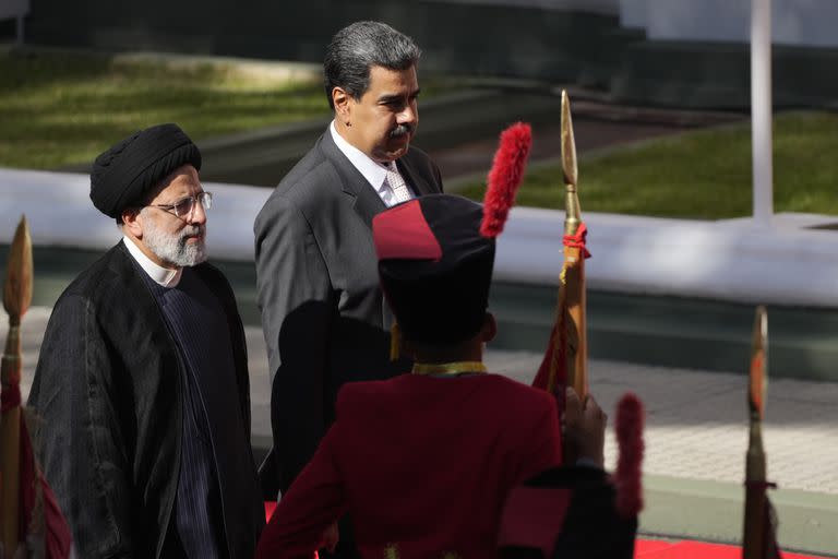 El presidente de Irán, Ebrahim Raisi, camina con el presidente venezolano, Nicolás Maduro, a su llegada al palacio presidencial de Miraflores en Caracas, Venezuela, el lunes 12 de junio de 2023.