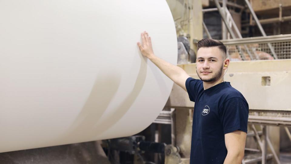 Maksim Klesna hat bei der WEPA Unternehmensgruppe seine Ausbildung zum Papiertechnologen erfolgreich abgeschlossen.