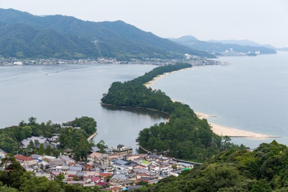 天橋立是天然形成的沙洲島，松樹植披覆蓋著，非常難得。圖/123RF圖庫