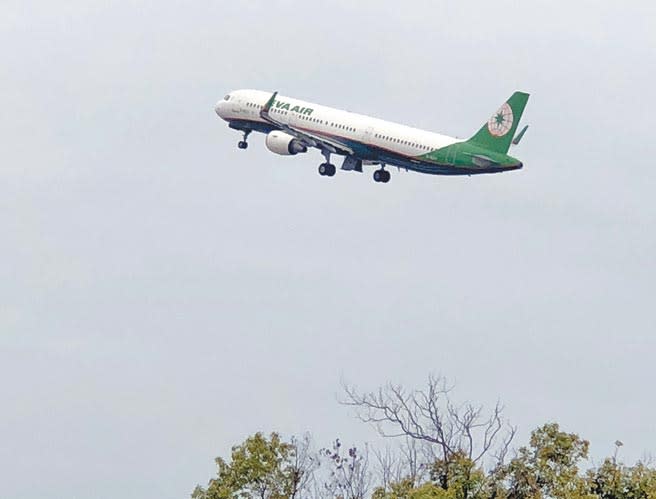 國內航線機票悄悄上漲，離島鄉親質疑民航局和航空公司趁「疫」打劫。（李金生攝）