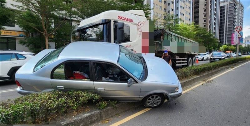 車子卡在分隔島。（圖／翻攝畫面）