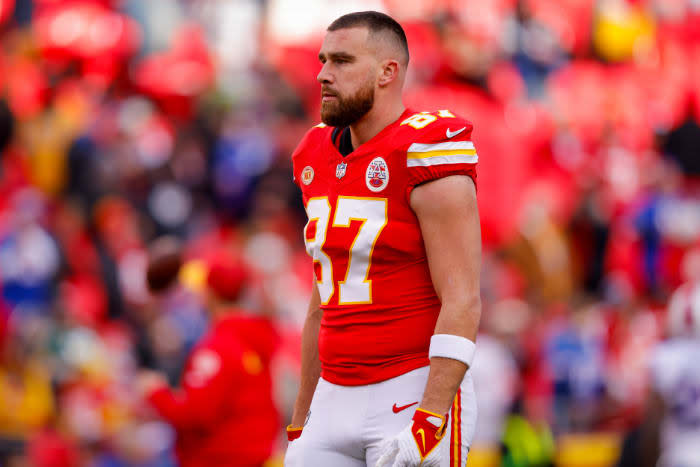 El jugador Travis Kelce en el terreno de juego 