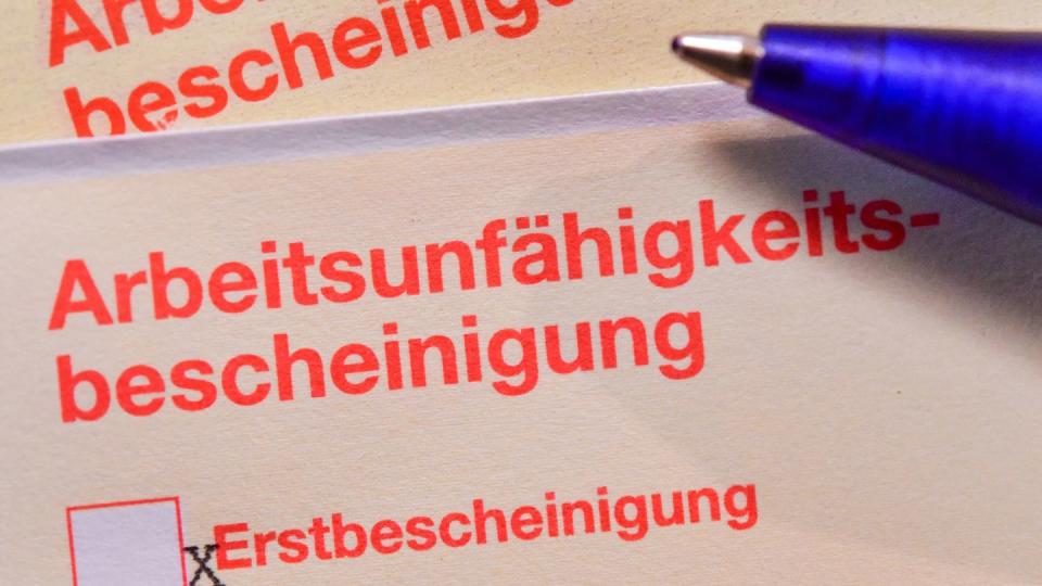 Das Bundesarbeitsgericht hat darüber entscheiden, unter welchen Umständen Arbeitgeber eine Krankschreibung ihrer Beschäftigten anzweifeln dürfen. (Bild: dpa)