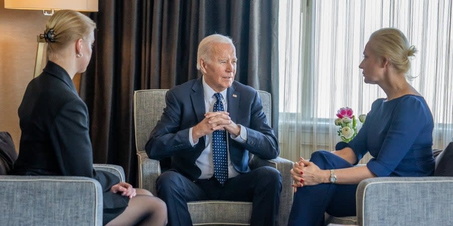 Joe Biden meets with Navalny’s wife and daughter