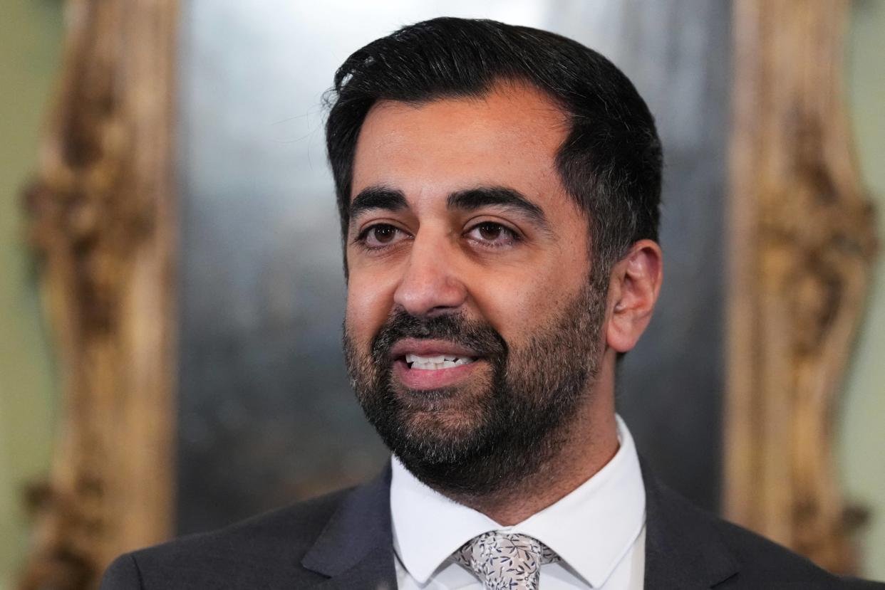 Le Premier ministre écossais Humza Yousaf a devancé un double vote de confiance au Parlement local d’Édimbourg en annonçant dès ce lundi sa démission.