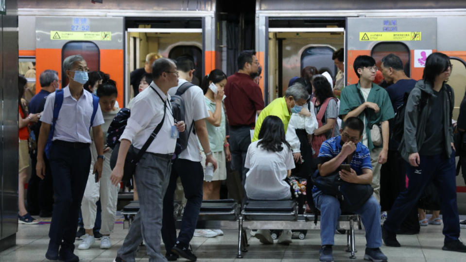 台鐵平溪支線下午因豪雨侵襲暫時停駛。資料照片，陳品佑攝