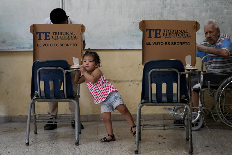Una niña espera a que un adulto vote en las elecciones generales en Ciudad de Panamá el domingo 5 de mayo de 2024. (AP Foto/Matías Delacroix)