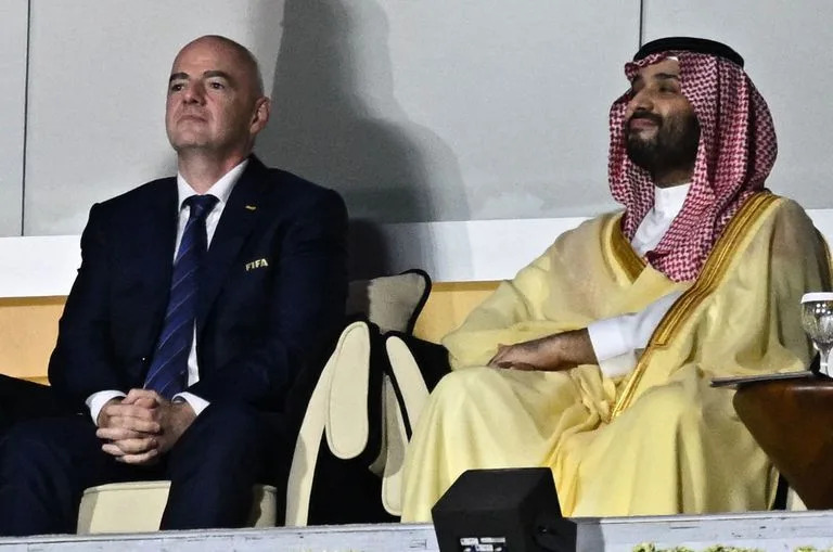 El presidente de la FIFA, Gianni Infantino, y el pr&#xed;ncipe heredero de Arabia Saudita, Mohammed bin Salman, en el estadio Al Bayt, en Doha