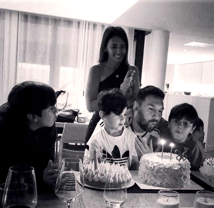 Leo Messi sopla las velas en su 36 cumpleaños