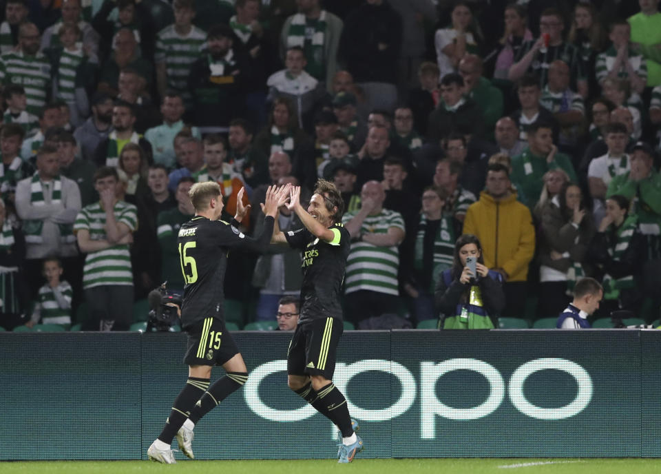 Luka Modric (derecha), del Real Madrid, festeja con su compañero Federico Valverde durante el partido de la Liga de Campeones ante el Celtic Glasgow, disputado el martes 6 de septiembre de 2022 (AP Foto/Scott Heppell)