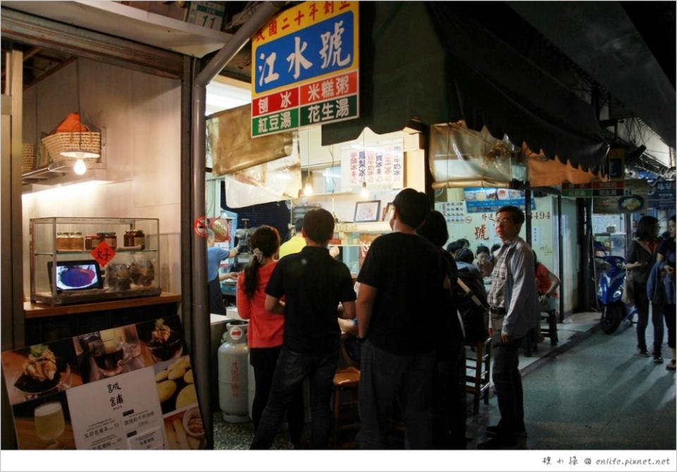 【台南國華街美食】國華街美食：炸雞洋行、拾参馬卡龍、 波哥鮮奶茶、西市場凰商號！吃不完的台南美食、人潮把國華街炸了！