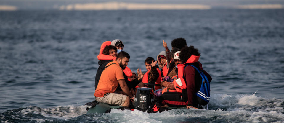 Des migrants venus de France en canot pneumatique approchent de la côte britannique le 11 septembre.
