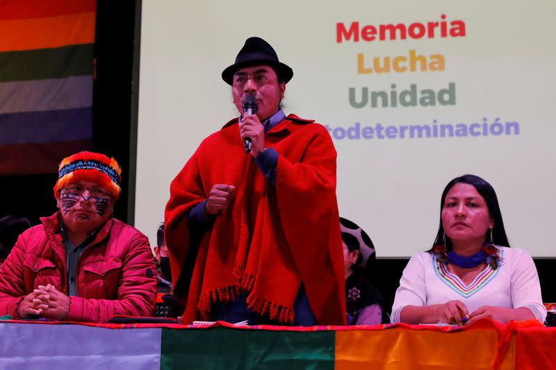 Leonidas Iza, líder de la organización indígena ecuatoriana CONAIE, habla mientras miembros de CONAIE asisten a una reunión con otros grupos de campaña para discutir una fecha para nuevas protestas contra el gobierno del presidente Guillermo Lasso, en Quito, Ecuador,