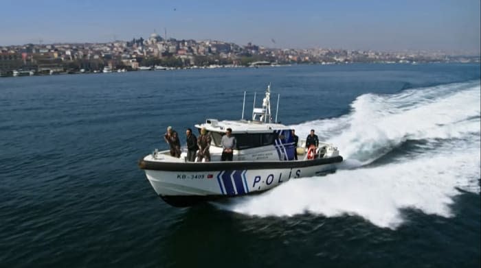 Efectivos policiales por tierra y agua en la operación Seçkin en Secreto de familia