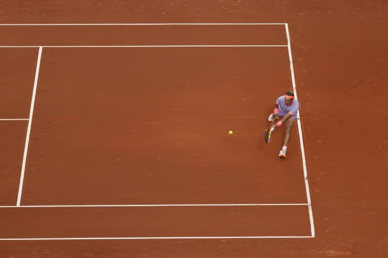 El tenista español Rafael Nadal juega contra el australiano Alex de Miñaur en el torneo Conde de Godó, en Barcelona, el 17 de abril de 2024 (Pau Barrena)