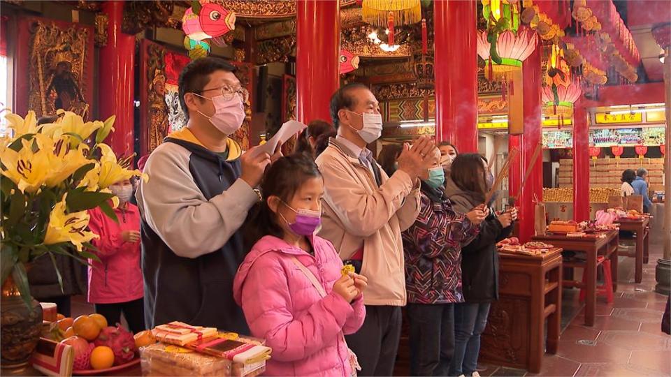 宮廟解封恢復實體活動　松山慈祐宮湧點光明燈人潮