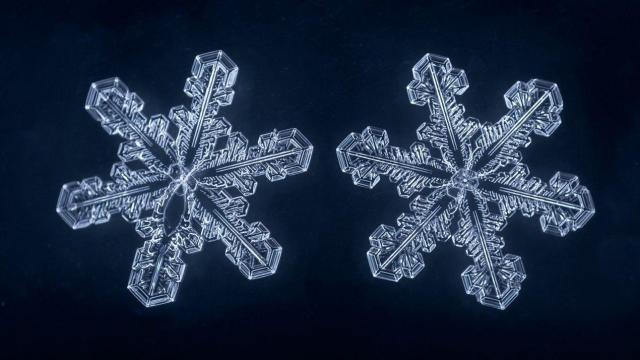 Por qué los copos de nieve son simétricos y hexagonales?