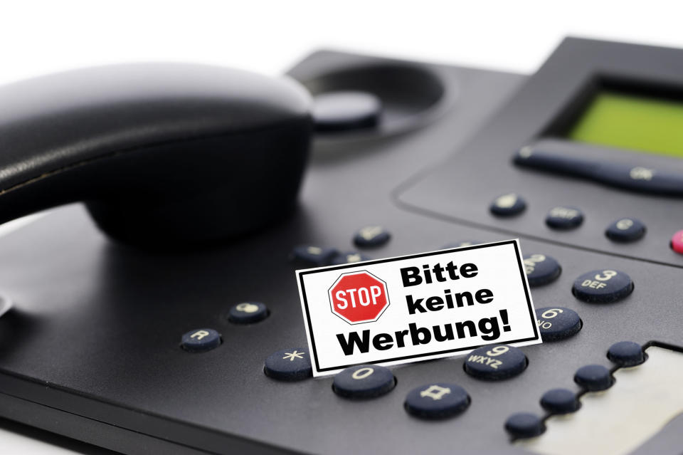 (GERMANY OUT) Telefon und Schild Bitte keine Werbung, unerlaubte Telefonwerbung (Photo by Christian Ohde/McPhoto/ullstein bild via Getty Images)