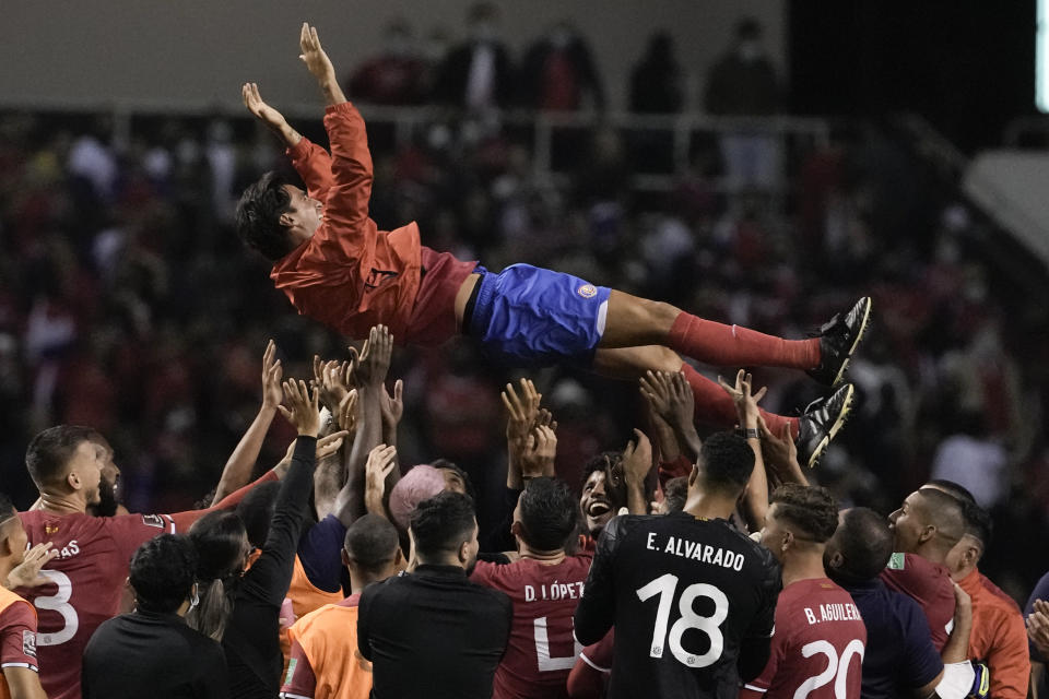 Compañeros lanzan por los aires a Bryan Ruiz luego de que Costa Rica venciera 2-0 a Estados Unidos en un partido de clasificación para el Mundial de Qatar 2022, en San José, Costa Rica, el miércoles 30 de marzo de 2022. (Foto AP/Moisés Castillo)