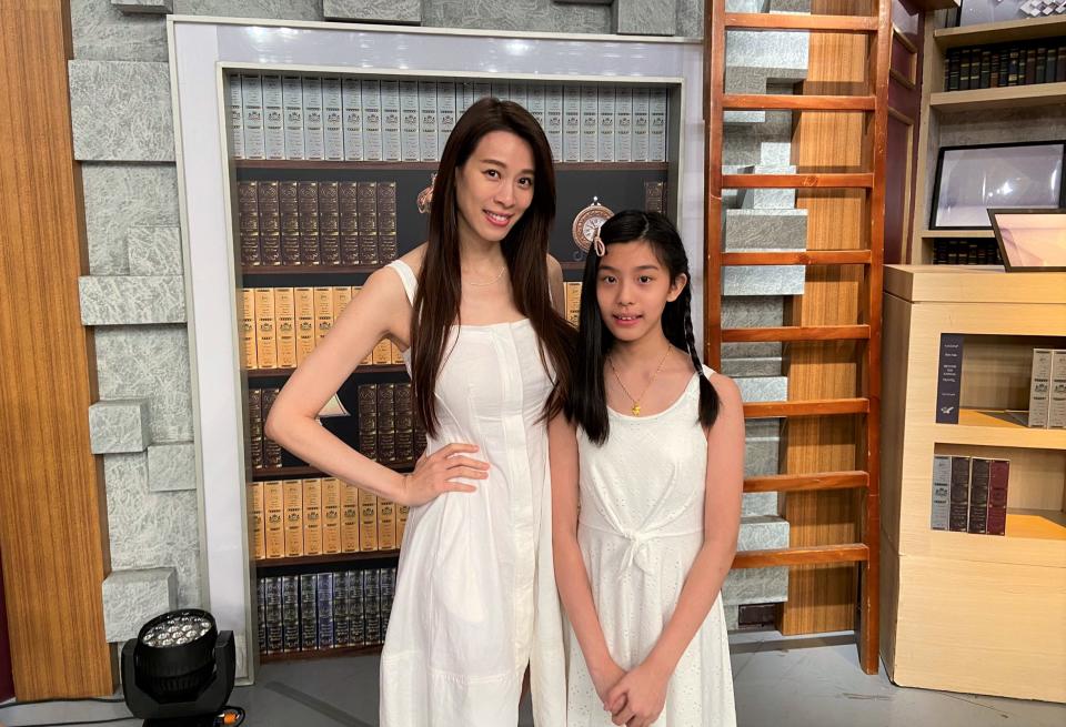 倪雅倫帶女兒妍妍一起上節目猜題。（圖／東森）
