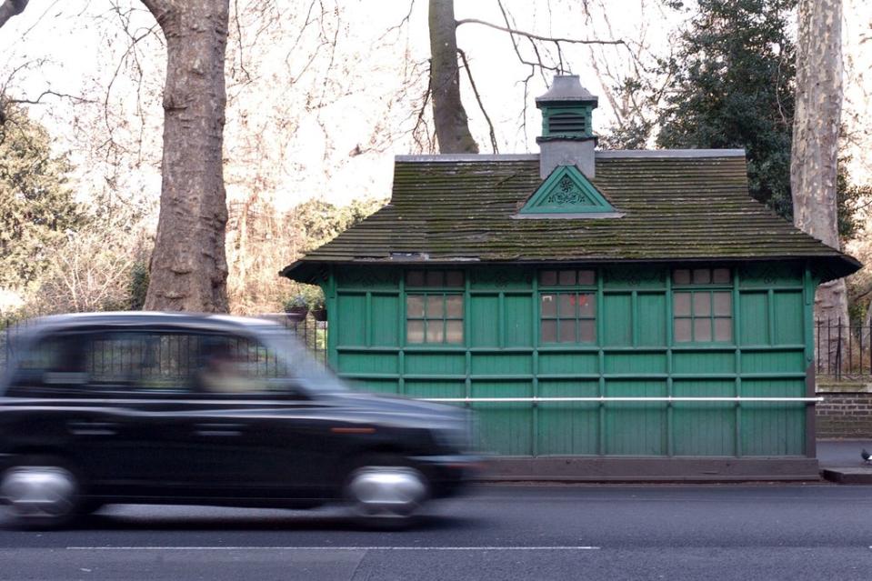 A London taxi passes a cab drivers’ shelter in London’s Knightsbridge (Ian Nicholson/PA) (PA Archive)