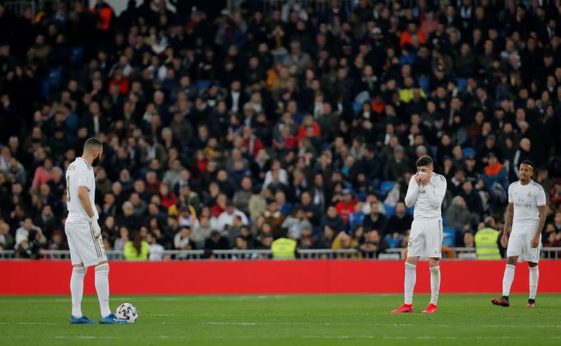 Foto del jueves de los futbolistas del Real Madrid Federico Valverde y Karim Benzema reaccionando tras el cuarto gol de la Real Sociedad