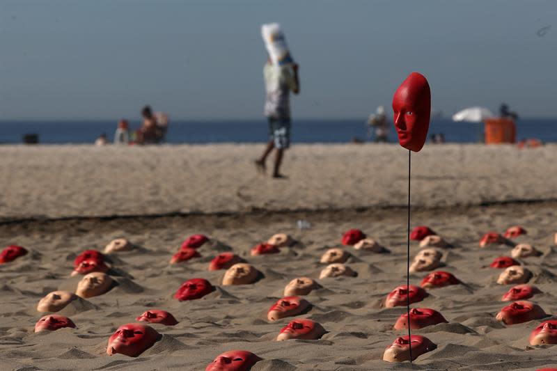Cientos de máscaras rojas amanecen en Copacabana para pedir renuncia de Temer