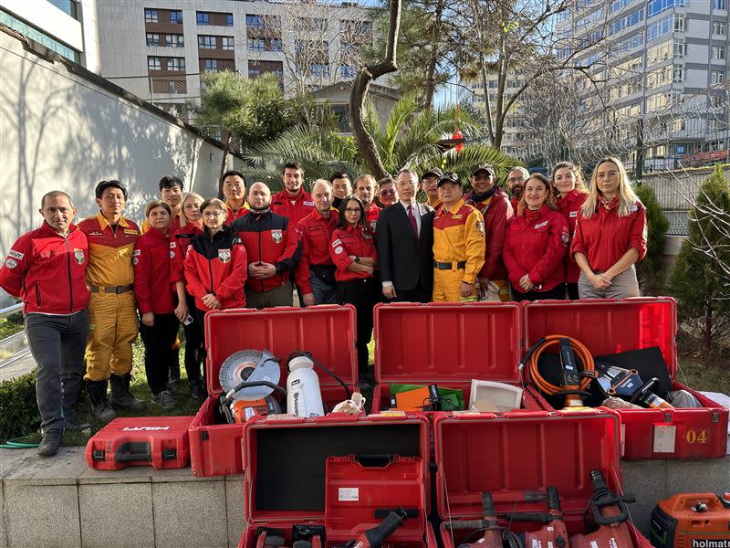 台灣搜救隊將4噸裝備器材捐贈給土耳其當地搜救隊。（圖／消防署提供）