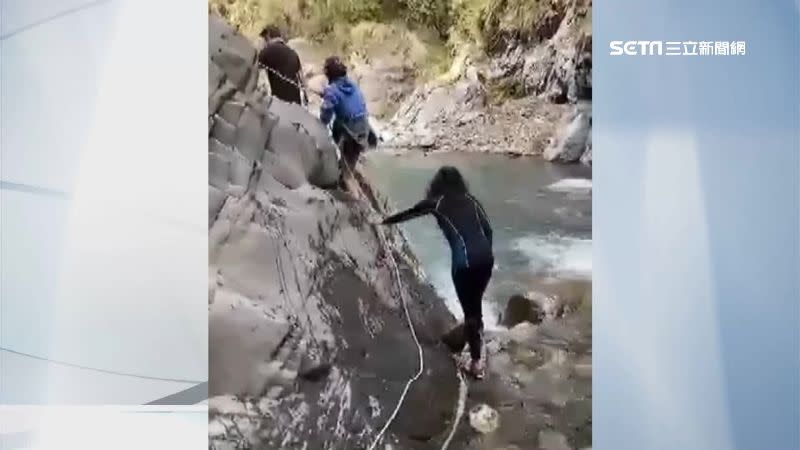 要進入栗松溫泉非常不容易，需要跋山涉水還要沿路靠繩索前進。