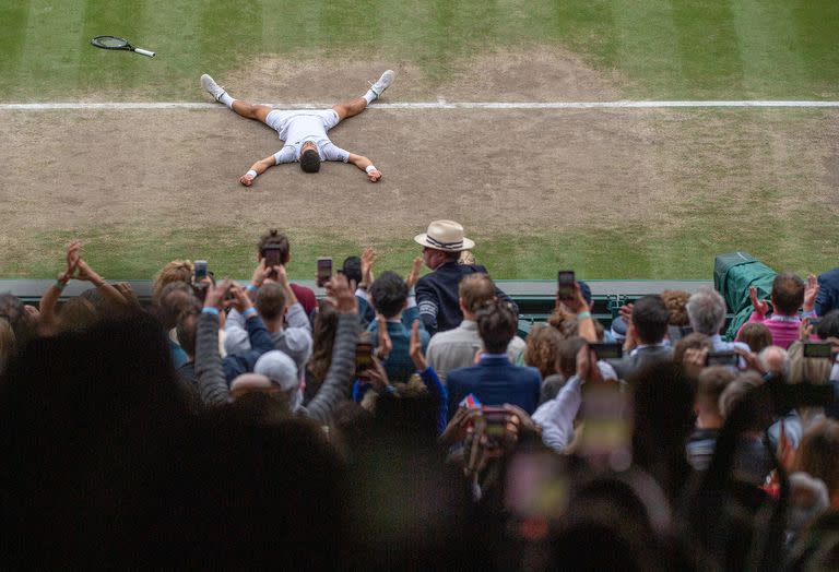 La celbración del serbio Novak Djokovic, campeón de Wimbledon, tras vencer al italiano Matteo Berrettini en el Centre Court del All England.