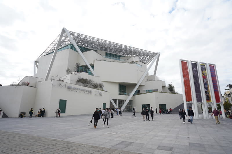 台南第二美術館以五角形作為結構主體並輔以白色作為主色調，賦予建築物清新高雅的視覺印象