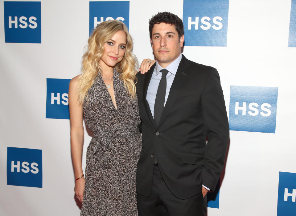 Jenny Mollen and husband, Jason Biggs. Image via Getty Images.