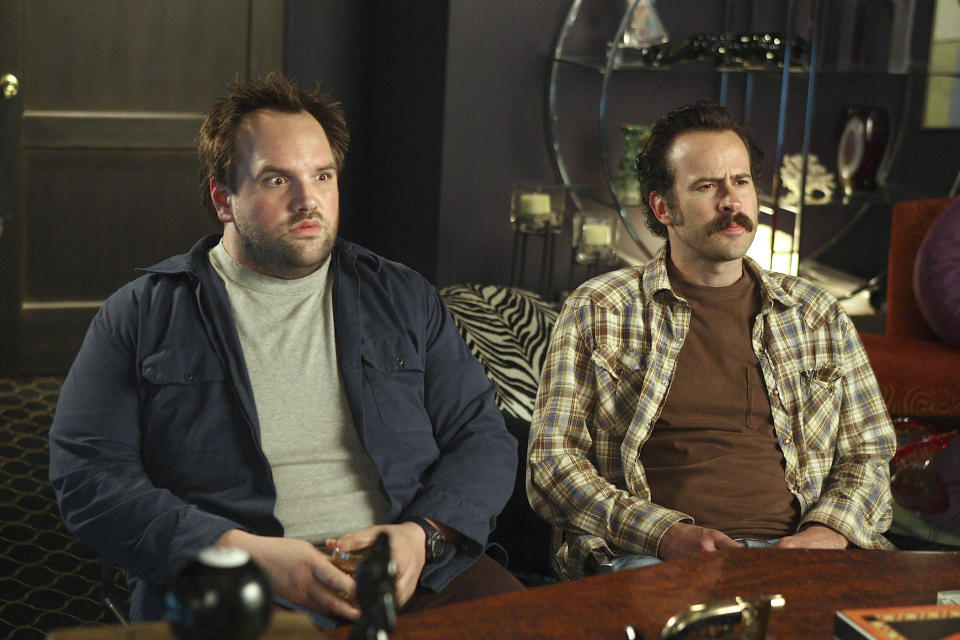 Ethan Suplee and Jason Lee sit at a desk in "My Name Is Earl"