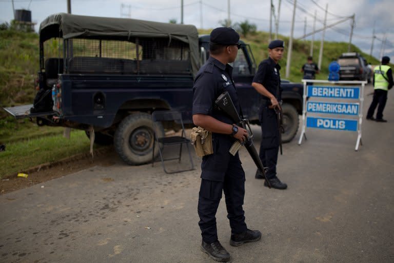 Malaysian police man a  check point in Cenderawasih on the island of Borneo,  March 3, 2013