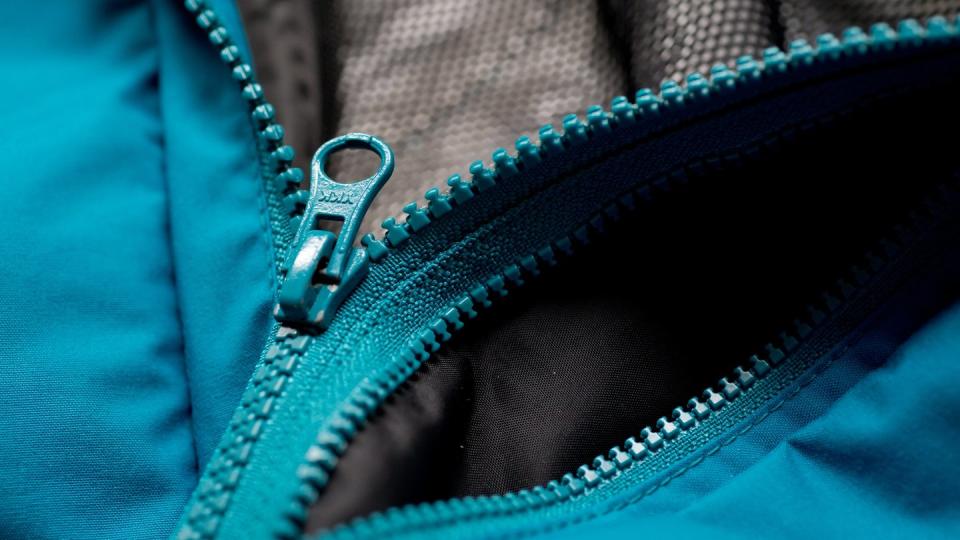 Detail einer Outdoor-Jacke. Viele Kinder und Jugendliche in Deutschland haben nach Angaben des Umweltbundesamts (UBA) zu viele langlebige Chemikalien im Blut.