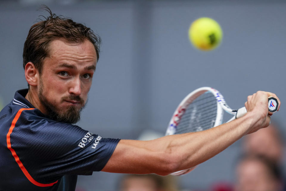 El ruso Daniil Medvedev regresa una bola en el encuentro ante el italiano Andrea Vavassori en el Abierto de Madrid el sábado 29 de abril del 2023. (AP Foto/Manu Fernandez)